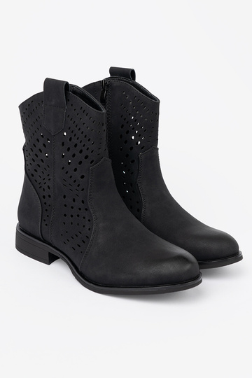 com elementos abertos cor preta sapato