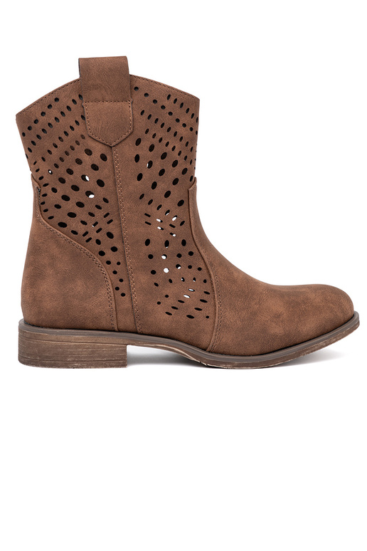 com elementos abertos cor marrom sapato