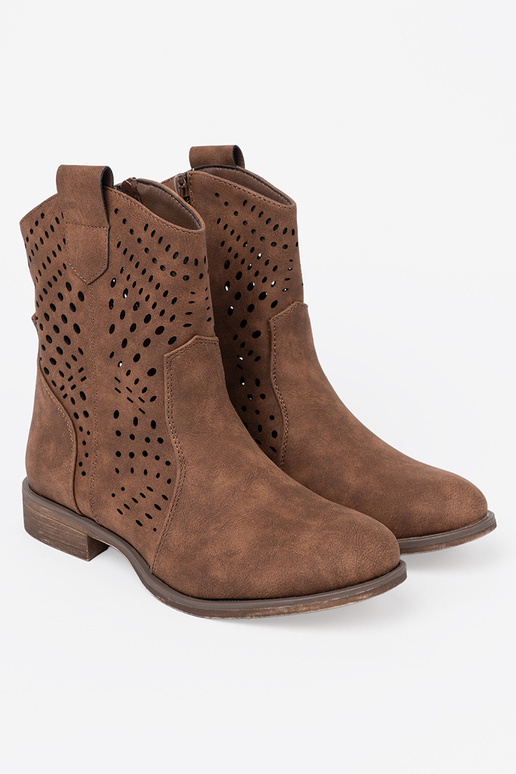 com elementos abertos cor marrom sapato