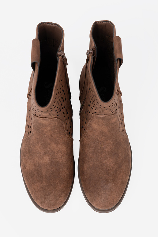 com elementos abertos cor marrom sapato