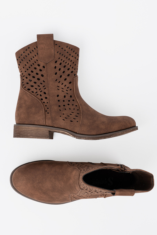 com elementos abertos cor marrom sapato