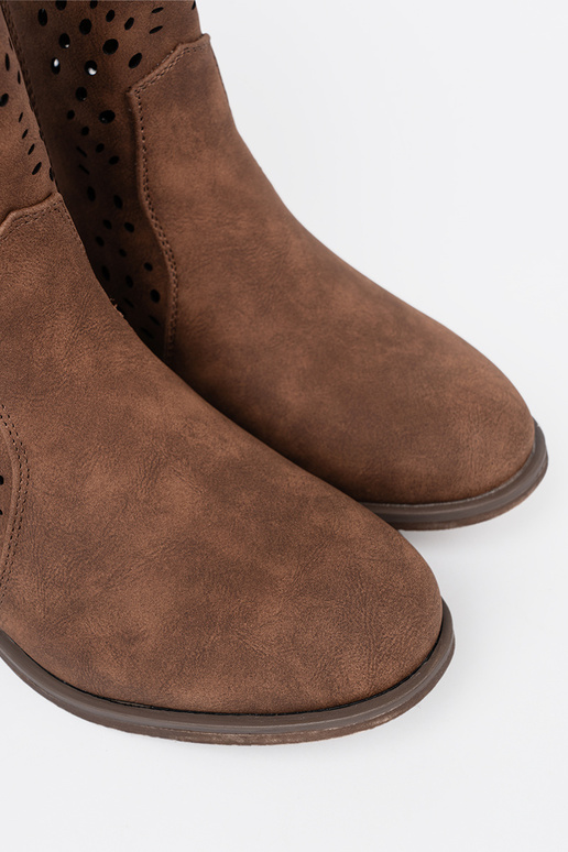 com elementos abertos cor marrom sapato