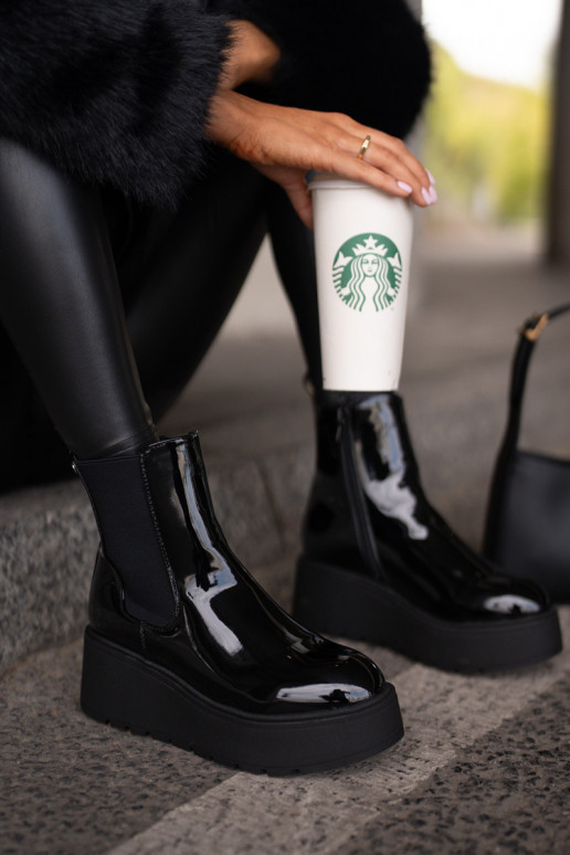 com efeito verniz Botas femininas com uma plataforma I Koturnie aquecimento cor preta EMloedia