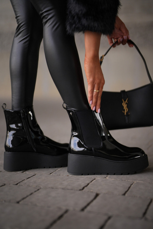 com efeito verniz Botas femininas com uma plataforma I Koturnie aquecimento cor preta EMloedia