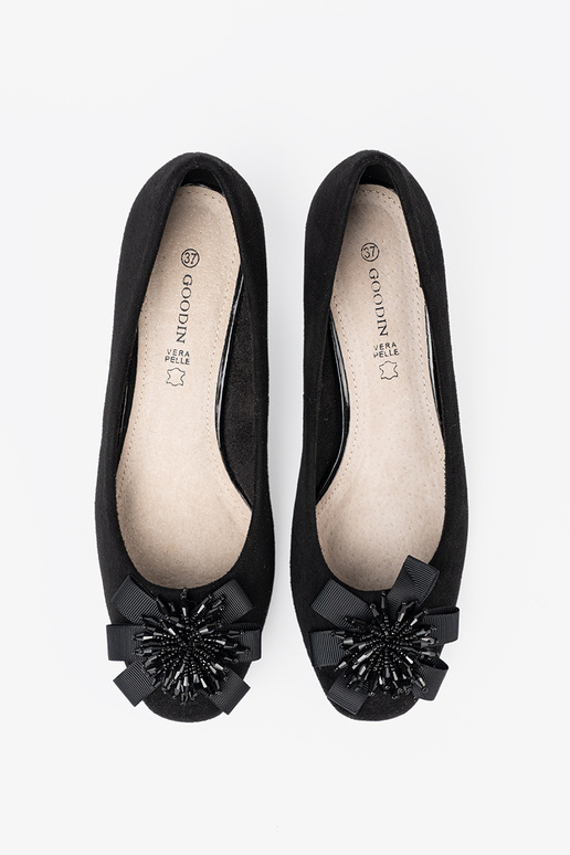 cor preta salto alto z ozdobnym kParaiatem