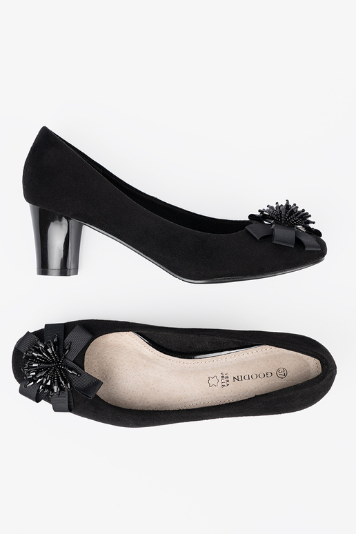 cor preta salto alto z ozdobnym kParaiatem