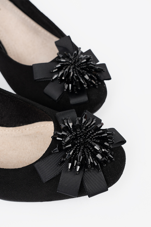 cor preta salto alto z ozdobnym kParaiatem