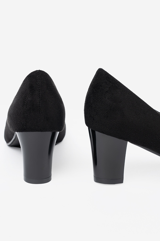 cor preta salto alto z ozdobnym kParaiatem