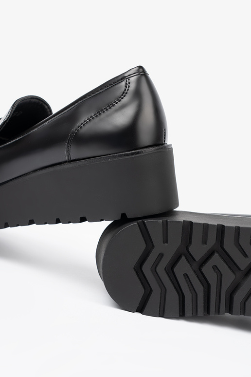 Estilo elegante cor preta mocassins em uma sola grossa