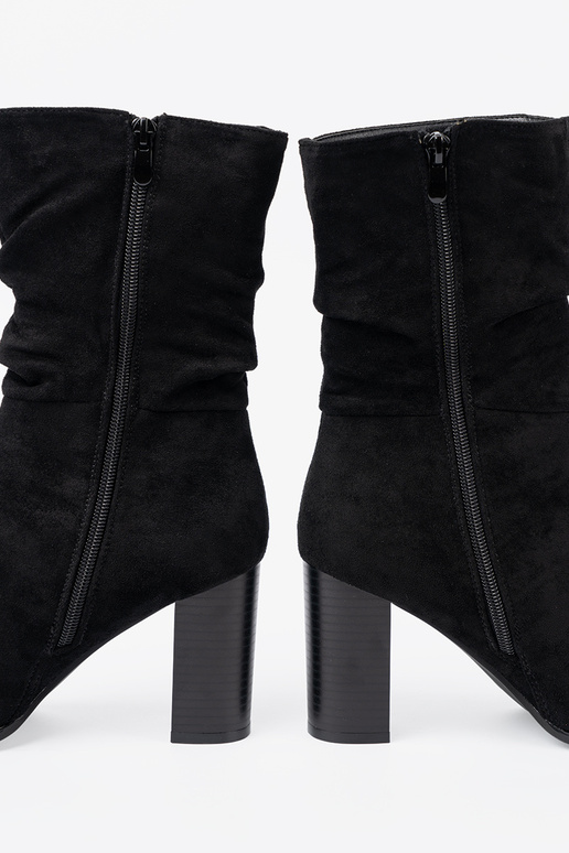 cor preta botas com top babado