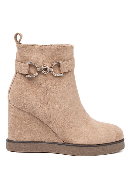 bege sapato em uma cunha com fivela decorativa