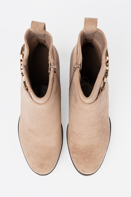 bege sapato em uma cunha com fivela decorativa