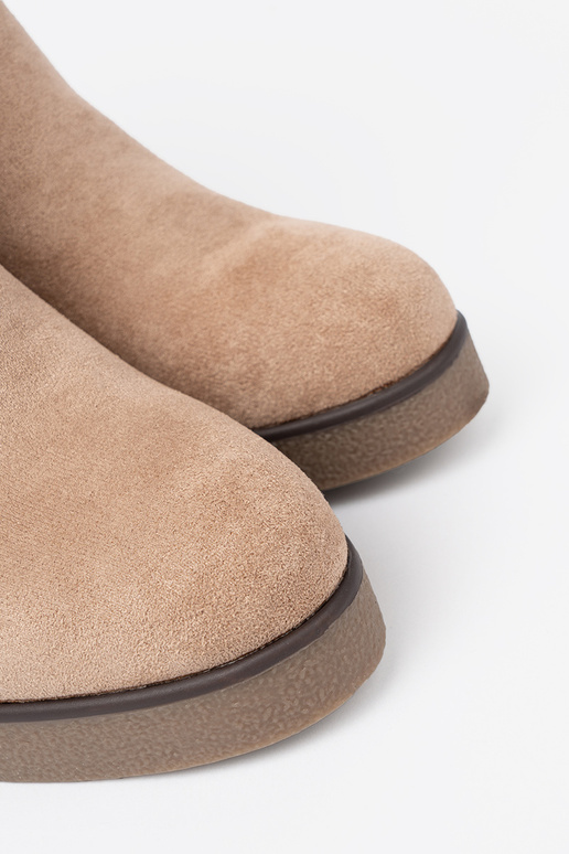 bege sapato em uma cunha com fivela decorativa