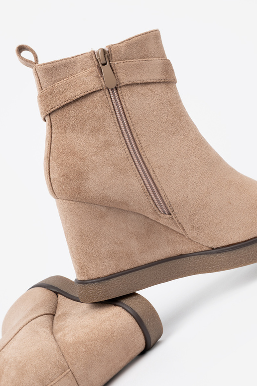 bege sapato em uma cunha com fivela decorativa