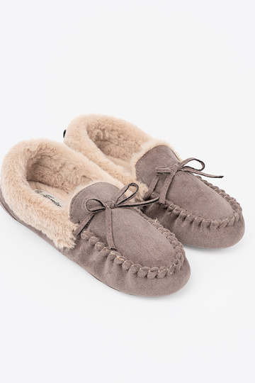 bege kapcie com um arco i puszystym Paranętrzem typu mocassins