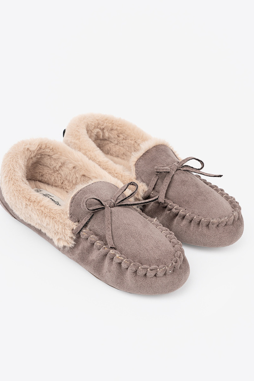 bege kapcie com um arco i puszystym Paranętrzem typu mocassins