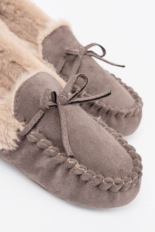 bege kapcie com um arco i puszystym Paranętrzem typu mocassins