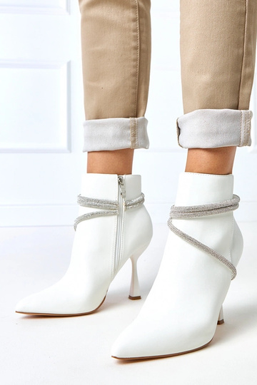 Botins brancos de salto...