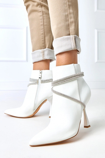 Botins brancos de salto... 2