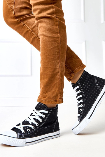 Ténis pretos de renda alta...