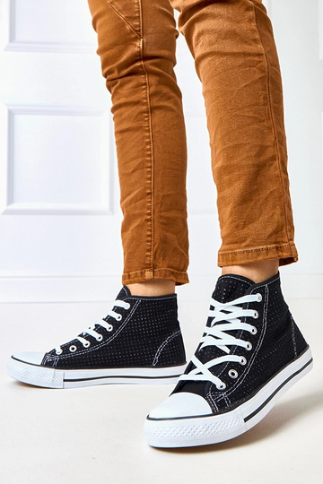 Ténis pretos de renda alta... 2