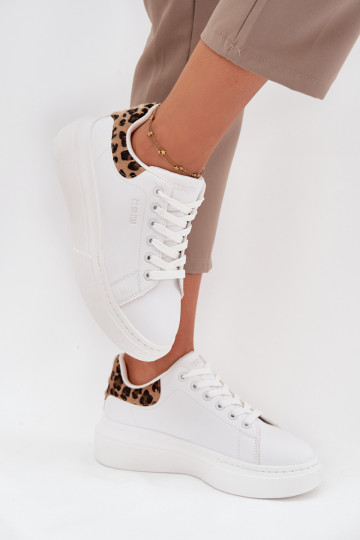 Tênis femininos brancos estilo sneakers com plataforma Big Star SS274247 e estampa de pele de leopardo
