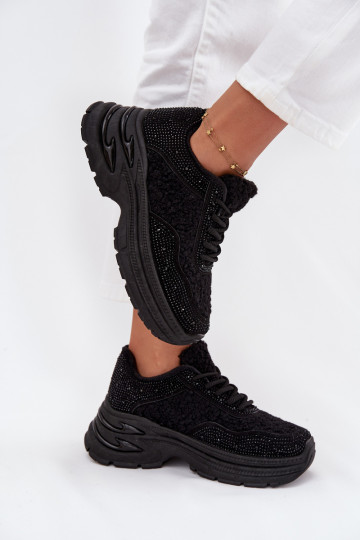 À modalo de tênis Feminino com olhos brilhantes e um casaco de pele Typu Baranek cor preta Zarika