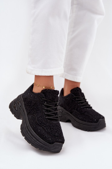 À modalo de tênis Feminino com olhos brilhantes e um casaco de pele Typu Baranek cor preta Zarika 2