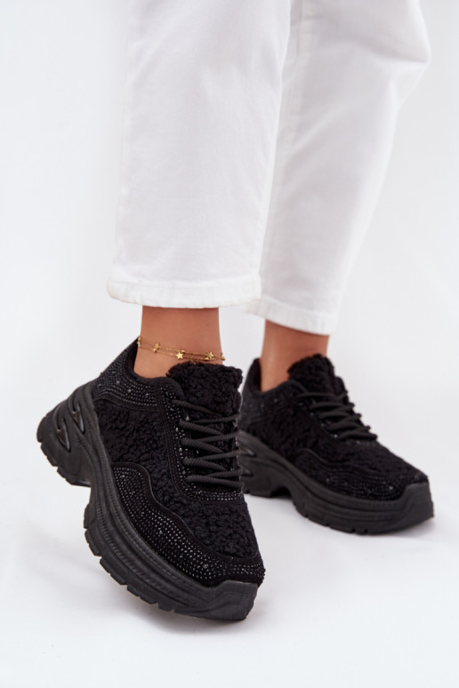 À modalo de tênis Feminino com olhos brilhantes e um casaco de pele Typu Baranek cor preta Zarika À modalo de tênis Feminino com olhos brilhantes e um casaco de pele Typu Baranek cor preta Zarika