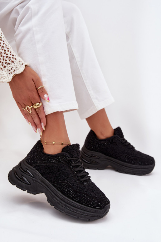 À modalo de tênis Feminino com olhos brilhantes e um casaco de pele Typu Baranek cor preta Zarika À modalo de tênis Feminino com olhos brilhantes e um casaco de pele Typu Baranek cor preta Zarika