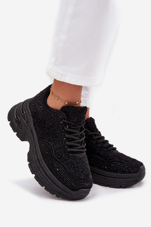 À modalo de tênis Feminino com olhos brilhantes e um casaco de pele Typu Baranek cor preta Zarika À modalo de tênis Feminino com olhos brilhantes e um casaco de pele Typu Baranek cor preta Zarika