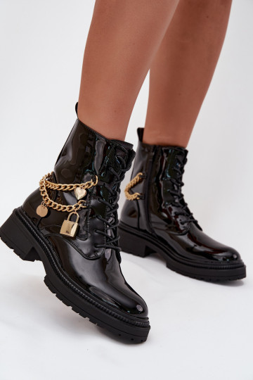 Botas femininas forradas de trabalho com efeito de verniz, detalhes dourados e corrente na cor preta Sarinae