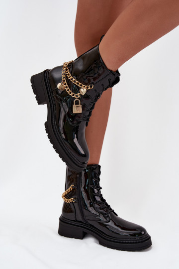 Botas femininas forradas de trabalho com efeito de verniz, detalhes dourados e corrente na cor preta Sarinae 2
