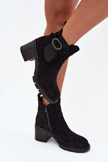 Botas femininas de cano curto forradas decoradas com fivelas cor preta Melara