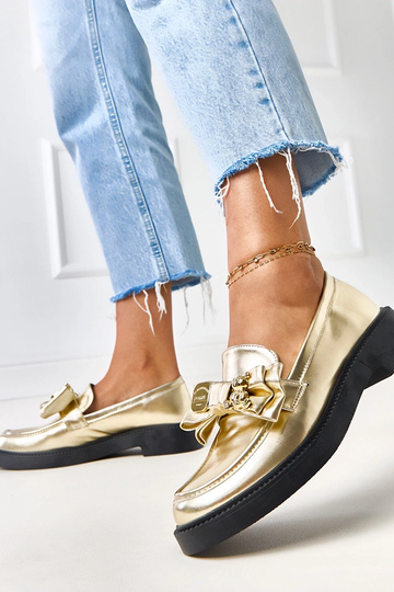 Mocassins dourados com laço... 2