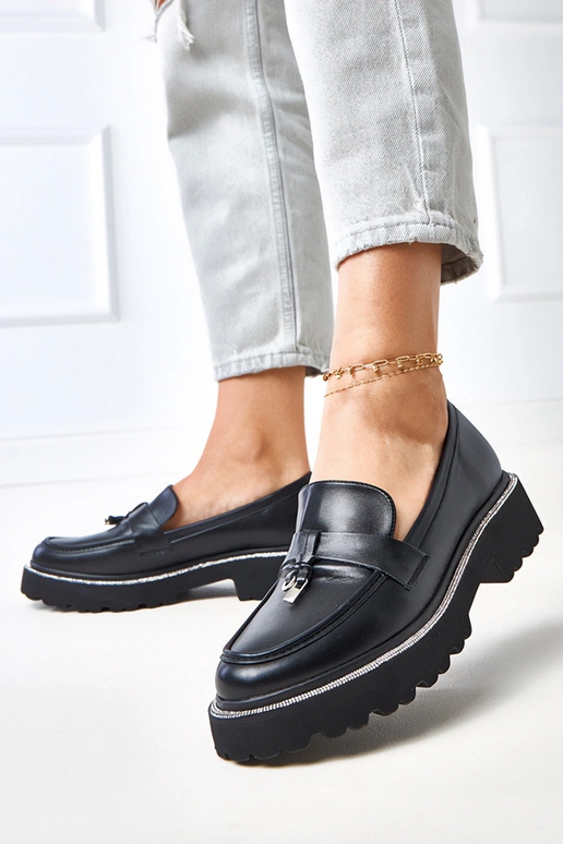 Mocassins pretos com adornos e...