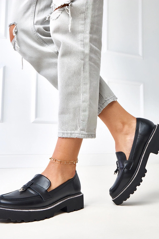 Mocassins pretos com adornos e...
