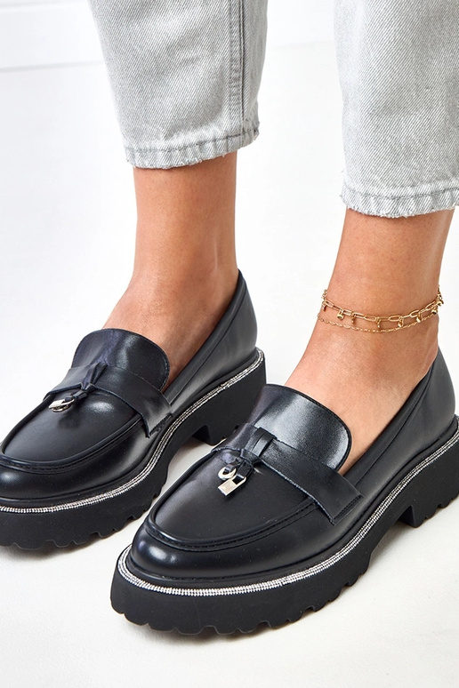 Mocassins pretos com adornos e...