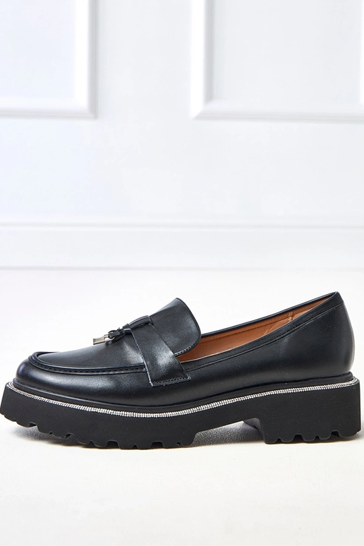 Mocassins pretos com adornos e...