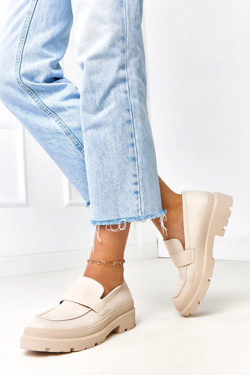 Mocassins bege de couro sintético... Mocassins bege de couro sintético...