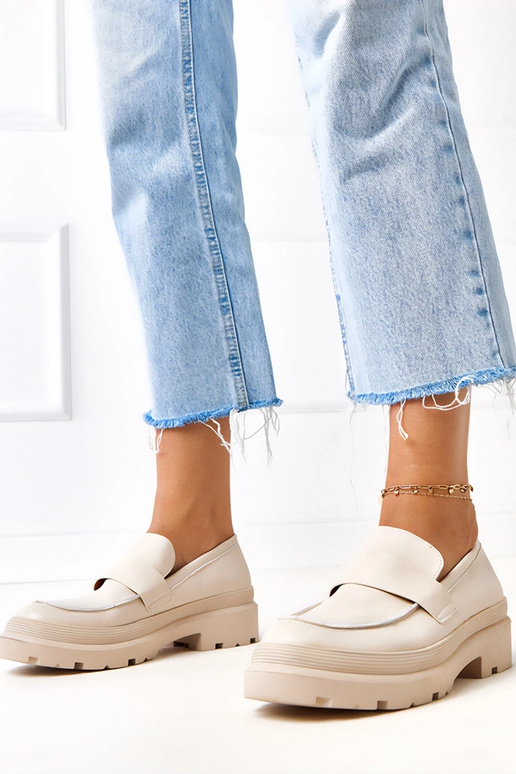 Mocassins bege de couro sintético... Mocassins bege de couro sintético...