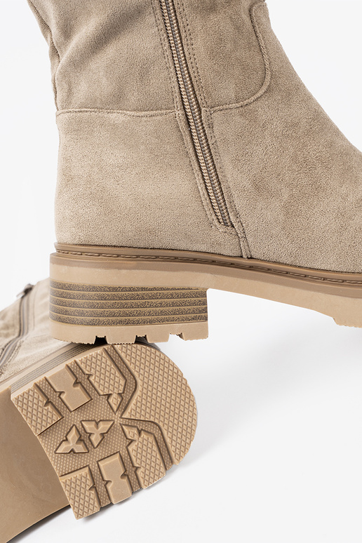 bege sapato em uma sola grossa z choleParaką no tornozelo