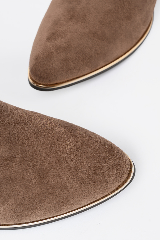 bege sapato de camurça no calcanhar