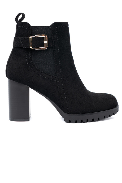 cor preta botas com fivela decorativa