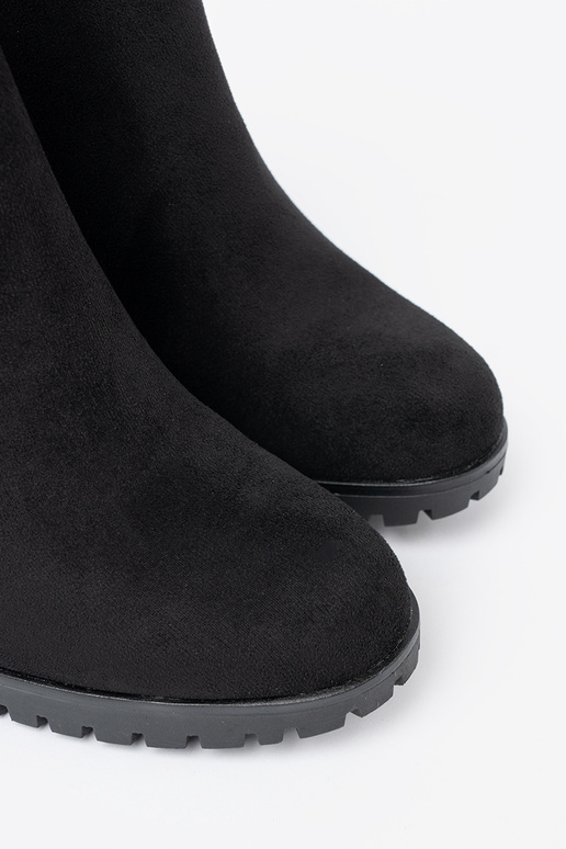 cor preta botas com fivela decorativa