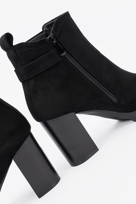 cor preta botas com fivela decorativa