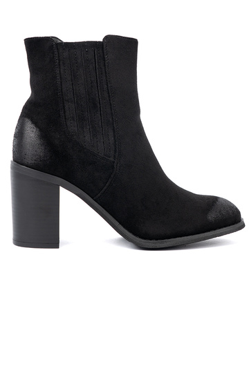 cor preta de camurça sapato em um poste alto isolar 2