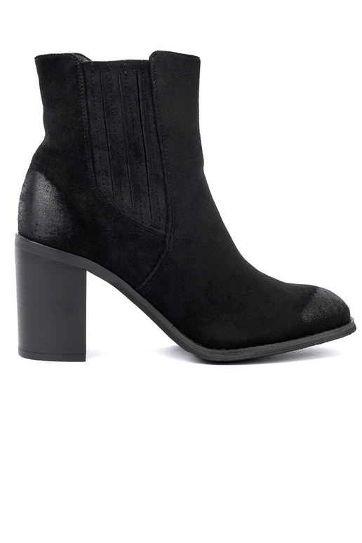 cor preta de camurça sapato em um poste alto isolar