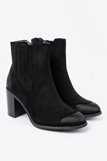 cor preta de camurça sapato em um poste alto isolar