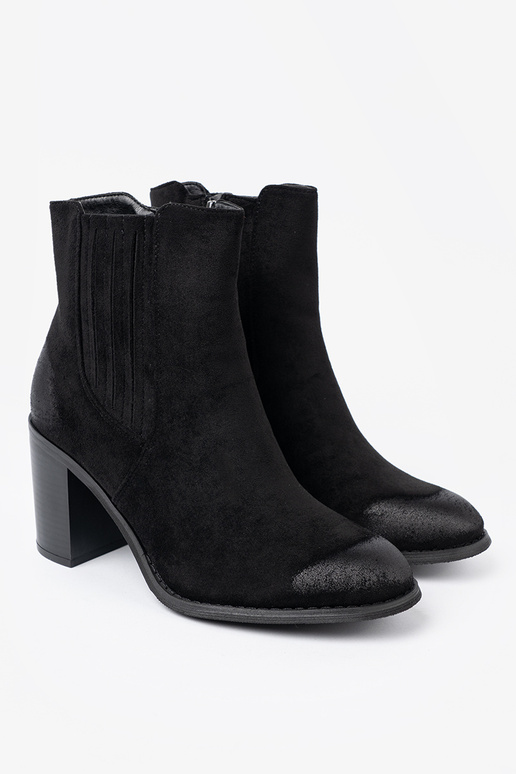 cor preta de camurça sapato em um poste alto isolar